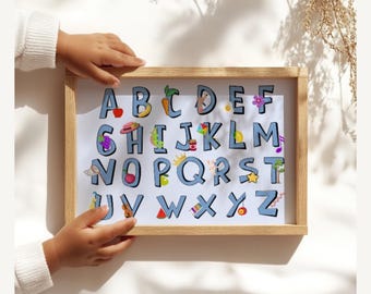 Blaues Alphabet Wandkunst, Horizontales A–Z Kinderposter mit illustrierten Buchstaben, Kindergartendruck für das Klassenzimmer, Spielzimmer oder Babygeschenk