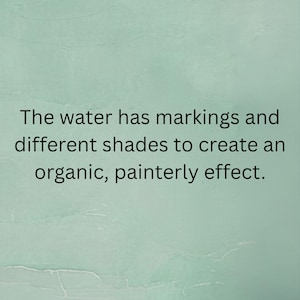 Pu&ograve; includere: Uno sfondo verde salvia chiaro con una superficie strutturata e pittorica caratterizzata da sottili variazioni tonali e segni. Il testo recita: The water has markings and different shades to create an organic, painterly effect. L'aspetto generale &egrave; opaco.
