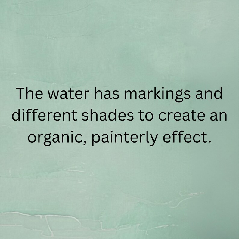 Pu&ograve; includere: Uno sfondo verde salvia chiaro con una superficie strutturata e pittorica caratterizzata da sottili variazioni tonali e segni. Il testo recita: The water has markings and different shades to create an organic, painterly effect. L'aspetto generale &egrave; opaco.