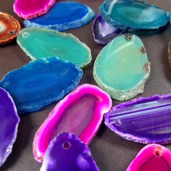 Lot de 8. Tranches d'agate (percées). Belles petites tranches d'agate polies aux couleurs vives. (Lot de 3 également disponible)