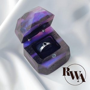 MÉTÉORITE - Boîte à bagues violette comme cadeau sentimental unique. Boîte à bagues de fiançailles en résine et bois