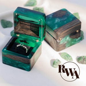 MUSE – Scatola per anello in legno nero e resina smeraldo. Scatola per anello di fidanzamento in resina epossidica verde acqua. Piccola scatola portagioie. Scatola regalo per il portatore dell'anello.