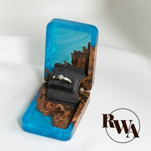 FLIP - Personalisierte Verlobungsring Box aus Epoxidharz & Holz. Schmale Ringträger Vorschlag Box. Einzigartige Tasche Ring Etui für Antrag, Hochzeit