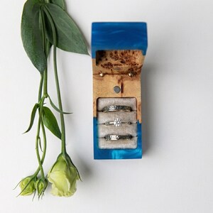 CHORD – Op maat gemaakt dubbel ringdoosje voor de huwelijksceremonie, vervaardigd uit hout en rode epoxy. Handgemaakt, gepersonaliseerd ringdoosje als kerstcadeau voor het paar. afbeelding 16