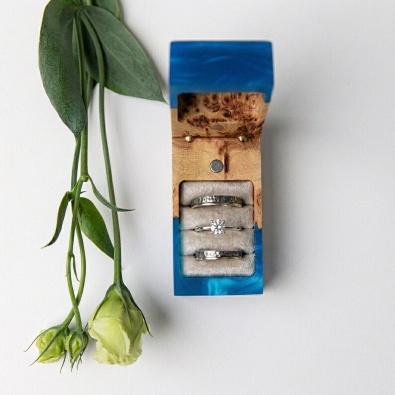 CHORD – Op maat gemaakt dubbel ringdoosje voor de huwelijksceremonie, vervaardigd uit hout en rode epoxy. Handgemaakt, gepersonaliseerd ringdoosje als kerstcadeau voor het paar. afbeelding 16