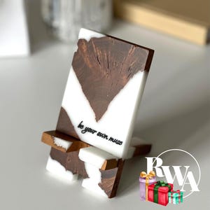 SMART: gepersonaliseerde houten telefoonhouder als cadeau voor een vriend van een leraar. Telefoonhouder van epoxyhars voor op bureau als kerstcadeau voor leerkrachten