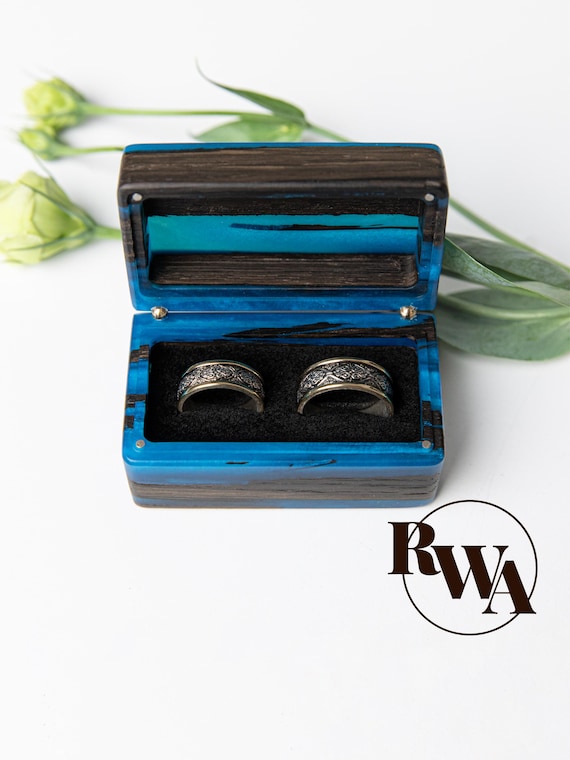 MUSE – Custom Wedding Ring Box made of Epoxy & Wood. Double Case for chunky rings as engraved Christmas gift ideas for newlywed