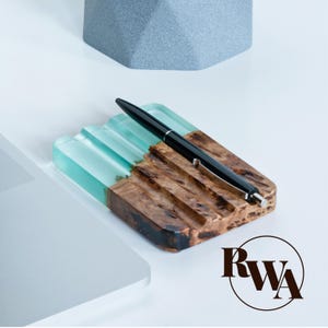 ELEMENT - Stiftablage aus Holz mit eisblauem Harz. Einzigartiger Schreibtisch Stifthalter für das Büro. Büro Geschenkideen für Mitarbeiter