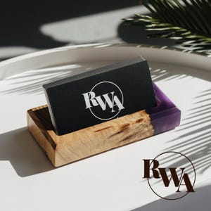 ORIGINAL – Organizador de escritorio de madera para recepción. Tarjetero de resina epoxi para regalo corporativo personalizado.