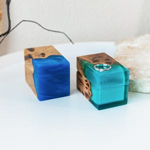 CHORD – Op maat gemaakt dubbel ringdoosje voor de huwelijksceremonie, vervaardigd uit hout en rode epoxy. Handgemaakt, gepersonaliseerd ringdoosje als kerstcadeau voor het paar. afbeelding 9