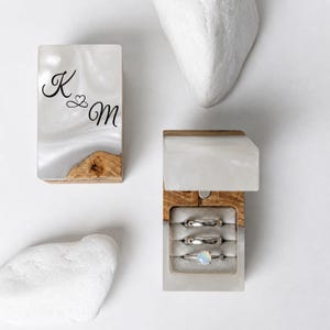 CHORD – Op maat gemaakt dubbel ringdoosje voor de huwelijksceremonie, vervaardigd uit hout en rode epoxy. Handgemaakt, gepersonaliseerd ringdoosje als kerstcadeau voor het paar. afbeelding 12