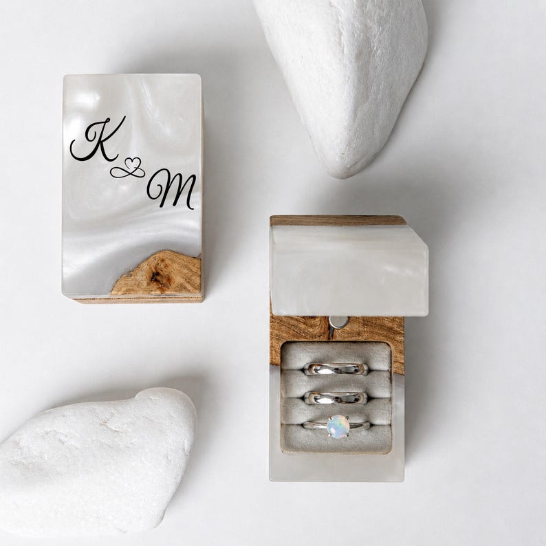 CHORD – Op maat gemaakt dubbel ringdoosje voor de huwelijksceremonie, vervaardigd uit hout en rode epoxy. Handgemaakt, gepersonaliseerd ringdoosje als kerstcadeau voor het paar. afbeelding 12