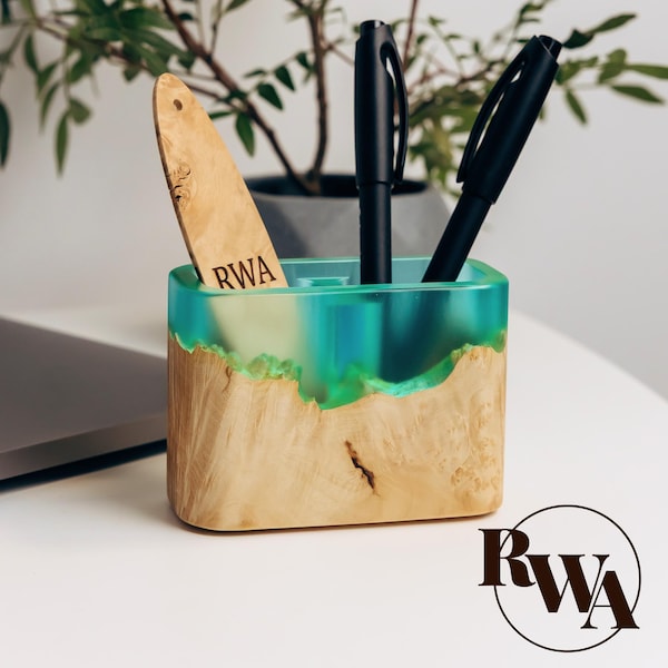 Portapenne in resina epossidica, ideale come regalo aziendale. Portapenne in legno per la scrivania dell'insegnante. Organizer da scrivania inciso, perfetto come regalo per insegnanti e presidi.