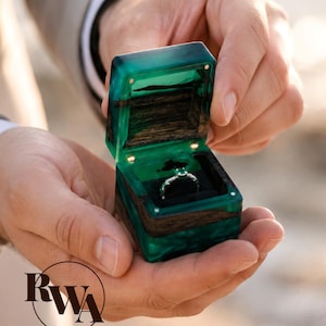 MUSE – Op maat gemaakt doosje voor een verlovingsring van hars en hout. Groen doosje voor een forse ring, gegraveerd als kerstcadeau voor haar.