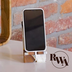 SMART - Holz Handy-Halter für die Geschenke der Arbeit von zu Hause aus. Epoxidharz Handyständer als Geschenk zum neuen Job Bild 1