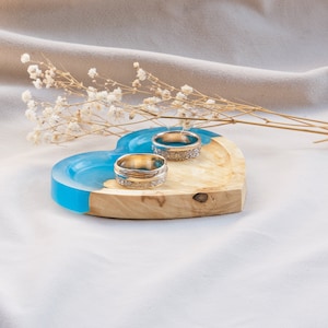 Heart engagement ring dish of Epoxy Resin & Wood. Personalised rings holder for wedding day. Ring Bearer Alternative. Custom Wedding Gift