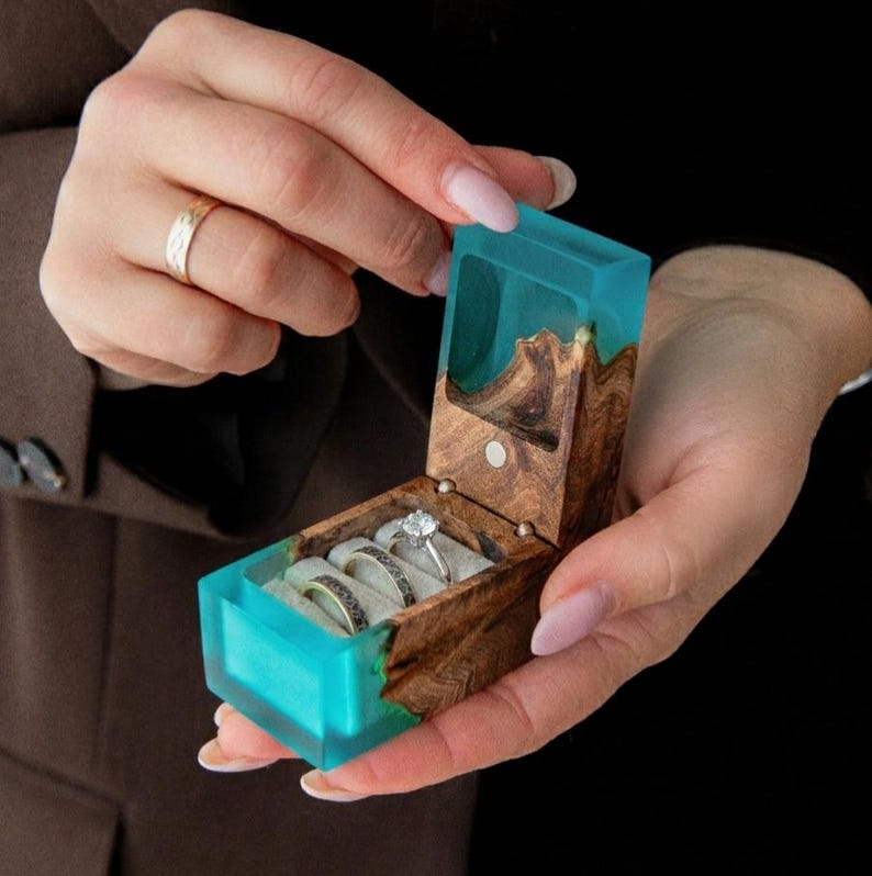 CHORD – Op maat gemaakt dubbel ringdoosje voor de huwelijksceremonie, vervaardigd uit hout en rode epoxy. Handgemaakt, gepersonaliseerd ringdoosje als kerstcadeau voor het paar. afbeelding 11