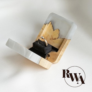 FLIP – Parelmoer epoxy en lichthouten verlovingsringdoos. Romantisch slank sieradenringdoosje. Compact voorstel voor houten ringen. Unieke cadeaus voor haar