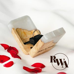 FLIP – Parelhars en hout verlovingsringdoos gepersonaliseerd. Compacte houten voorstelringhouder. Dunne zakringetui.