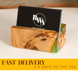 ELEMENT – porte-cartes de visite en bois pour bureau avec des décorations uniques en résine époxy. Un excellent cadeau pour un anniversaire