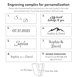 Op de afbeelding: Een zwart-wit grafische afbeelding met acht graveervoorbeelden voor personalisatie. De tekst luidt Engraving samples for personalization, gevolgd door genummerde voorbeelden met namen, datums, een bergpictogram en instructies voor dubbele gravure.