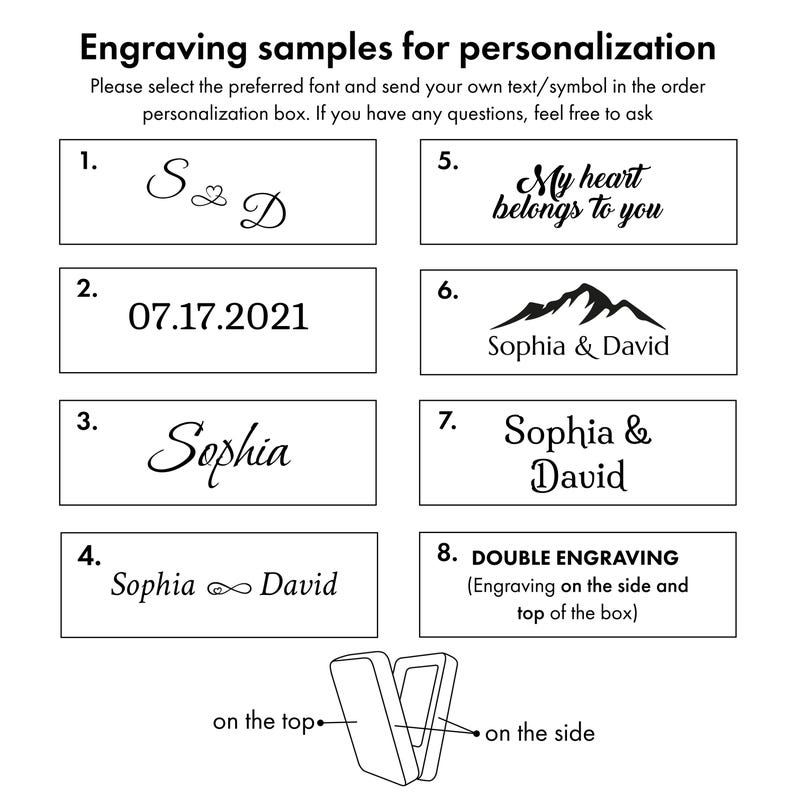 Op de afbeelding: Een zwart-wit grafische afbeelding met acht graveervoorbeelden voor personalisatie. De tekst luidt Engraving samples for personalization, gevolgd door genummerde voorbeelden met namen, datums, een bergpictogram en instructies voor dubbele gravure.