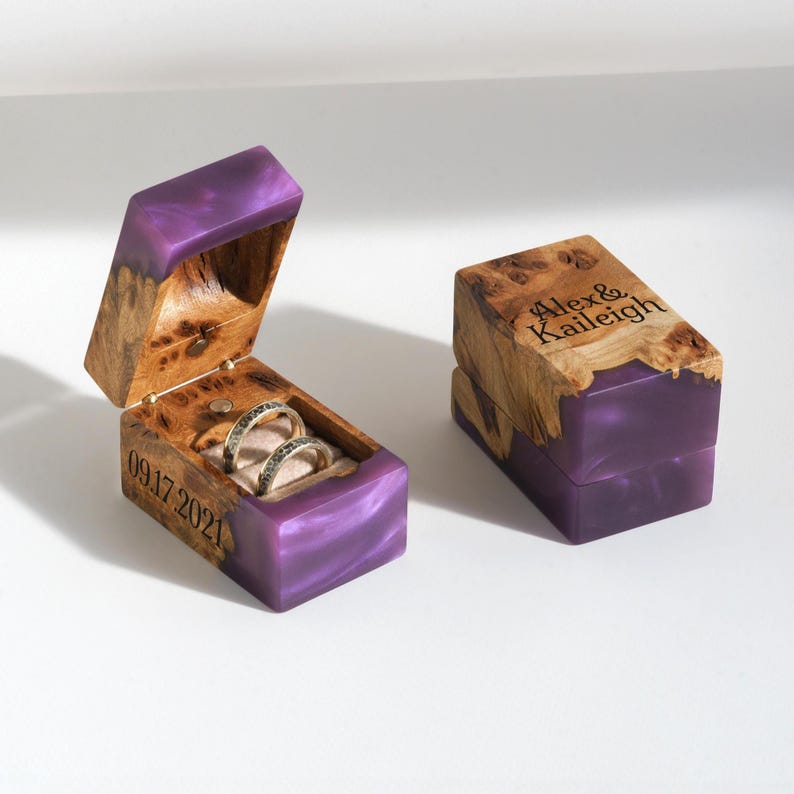 CHORD – Op maat gemaakt dubbel ringdoosje voor de huwelijksceremonie, vervaardigd uit hout en rode epoxy. Handgemaakt, gepersonaliseerd ringdoosje als kerstcadeau voor het paar. afbeelding 14
