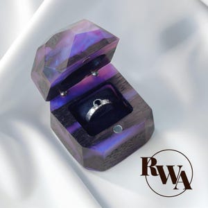 METEORITE - Boîte à propositions en résine époxy violette. Boîte à bagues de fiançailles en bois comme cadeau d'anniversaire unique pour une future femme