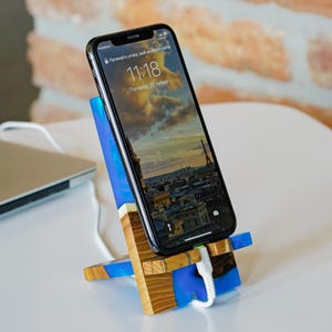 SMART - Holz Handy-Halter für die Geschenke der Arbeit von zu Hause aus. Epoxidharz Handyständer als Geschenk zum neuen Job Bild 13