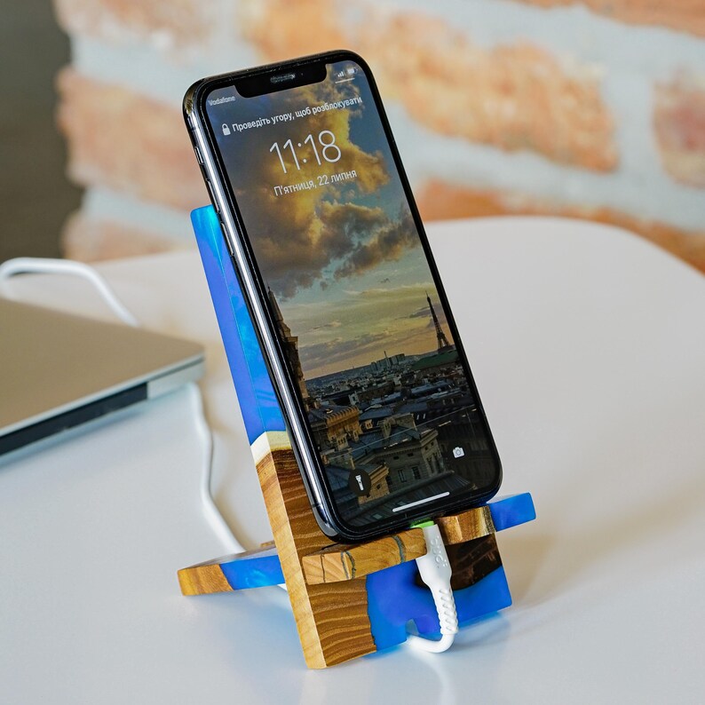 SMART - Holz Handy-Halter für die Geschenke der Arbeit von zu Hause aus. Epoxidharz Handyständer als Geschenk zum neuen Job Bild 13