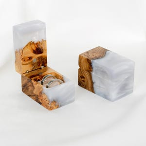CHORD – Op maat gemaakt dubbel ringdoosje voor de huwelijksceremonie, vervaardigd uit hout en rode epoxy. Handgemaakt, gepersonaliseerd ringdoosje als kerstcadeau voor het paar. afbeelding 13