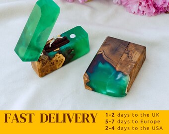 FLASH – Wood & Emerald Resin Ring box proposal. Art epoxy slim engagement ring box green. Wooden ring holder. Handmade jewelry ring box