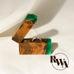 FLASH – Wood & Emerald Resin Ring Box Proposal. Luxury Wooden Ring Holder as Engagement ring box