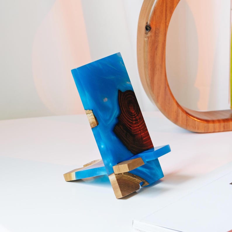 SMART - Holz Handy-Halter für die Geschenke der Arbeit von zu Hause aus. Epoxidharz Handyständer als Geschenk zum neuen Job Bild 14