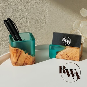Aquablauwe bureauaccessoires. Penhouder van hars en hout en houder voor visitekaartjes. Geschenken voor medewerkers. Cadeau voor CEO, baas, manager