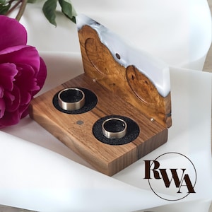 PIANO – Perlenkunstharz & Holz Ring Box als sentimentales Geschenk. Benutzerdefinierte hölzerne Eheringbox mit Gravur Jahrestagsgeschenk