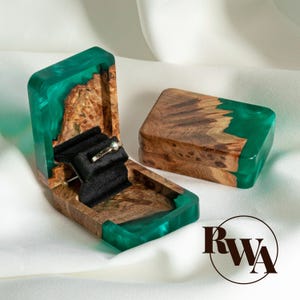 FLIP – Grüner Epoxy & Holz Ring Box Vorschlag. Dünne Verlobungsring Box. Kompaktes Schmuckkästchen. Einzigartiges Geschenk für sie am Jahrestag Tag
