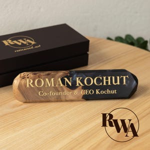Elegante placa de escritorio para hombre, de epoxi y madera. Regalo personalizado único para jefe. Regalo personalizado para papá o abuelo por el Día del Padre.