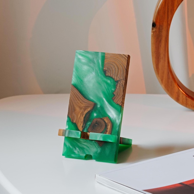 SMART - Holz Handy-Halter für die Geschenke der Arbeit von zu Hause aus. Epoxidharz Handyständer als Geschenk zum neuen Job Bild 12