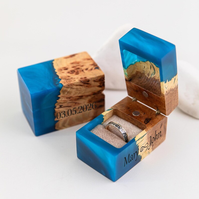 CHORD – Op maat gemaakt dubbel ringdoosje voor de huwelijksceremonie, vervaardigd uit hout en rode epoxy. Handgemaakt, gepersonaliseerd ringdoosje als kerstcadeau voor het paar. afbeelding 17