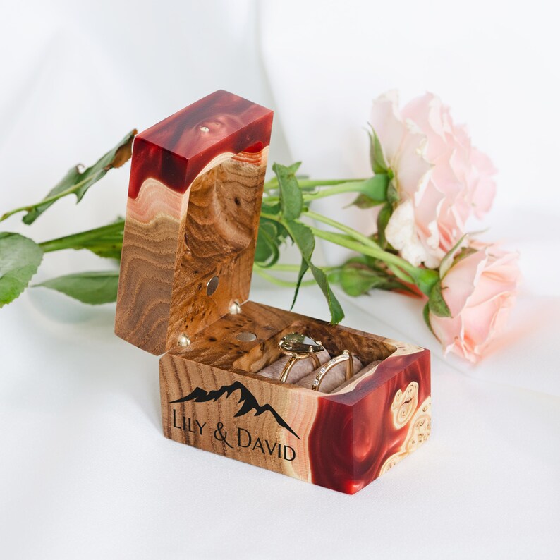 CHORD – Op maat gemaakt dubbel ringdoosje voor de huwelijksceremonie, vervaardigd uit hout en rode epoxy. Handgemaakt, gepersonaliseerd ringdoosje als kerstcadeau voor het paar. afbeelding 2
