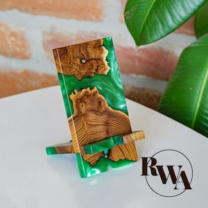 SMART - Grüner Kunstharz & Holz IPhone-Ständer für Mini. Kompakter IPhone-Ladehalter aus Holz. Handy Zubehör, Geschenk für Mitarbeiter