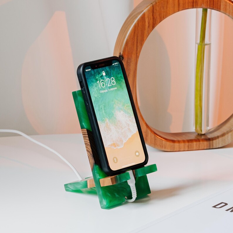 SMART - Holz Handy-Halter für die Geschenke der Arbeit von zu Hause aus. Epoxidharz Handyständer als Geschenk zum neuen Job Bild 11