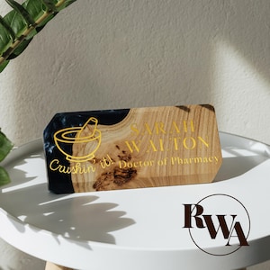 MODERN – Epoxidharz Namensschild für Schreibtisch mit Logo. Personalisiertes Schreibtischschild aus Holz als individuelles Geschenk zur Arbeit