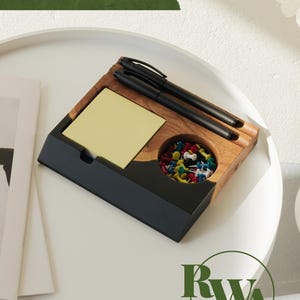BASIC - Organizer da scrivania in resina epossidica e legno come regalo per il nuovo lavoro. Espositore personalizzato per l'organizzazione dell'ufficio