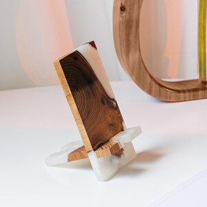 SMART - Holz Handy-Halter für die Geschenke der Arbeit von zu Hause aus. Epoxidharz Handyständer als Geschenk zum neuen Job Bild 3