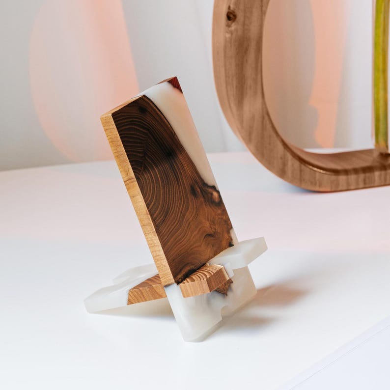 SMART - Holz Handy-Halter für die Geschenke der Arbeit von zu Hause aus. Epoxidharz Handyständer als Geschenk zum neuen Job Bild 3