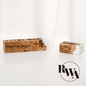 ELEMENT – set organizer da scrivania personalizzato in resina bianca e legno scuro: organizer, targhetta porta biglietti da visita, portapenne, vassoio portaoggetti