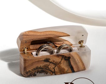 FLASH: dubbele ring van hars en hout als gegraveerd jubileumcadeau. Gepersonaliseerde trouwringdoos voor ceremonie
