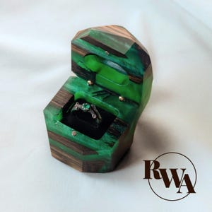 METEORITE – Scatola per anello di fidanzamento in resina color smeraldo e legno nero. Proposta di scatola per anello unica. Scatola per anello con incisione personalizzata.